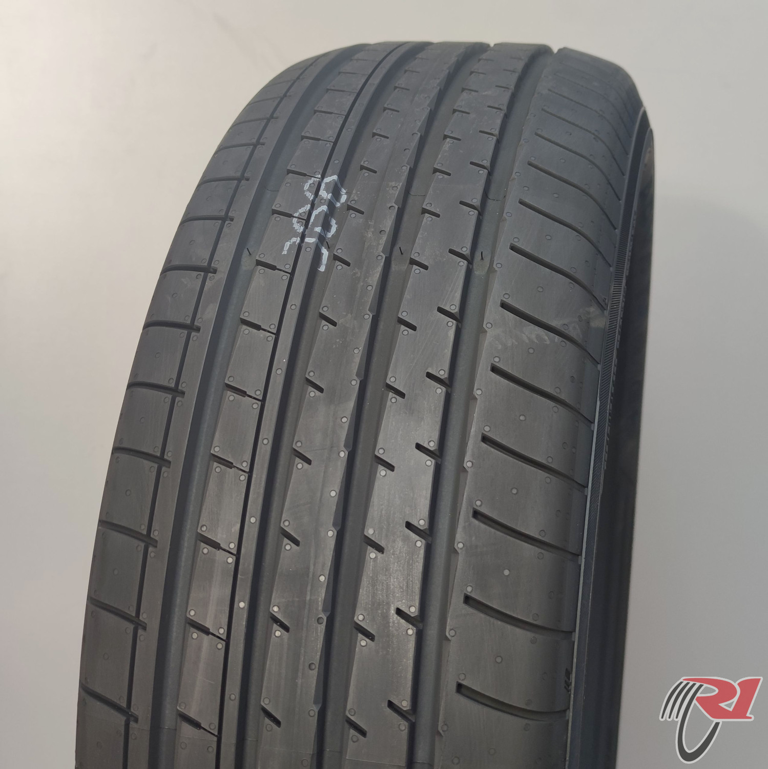 Yokohama ADVAN V61 225/60 R18